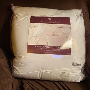 Gloria Vanderbilt decorative pillows